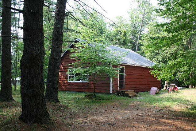 Claryville Charming Red Cabin in Woods on River with Bonfire