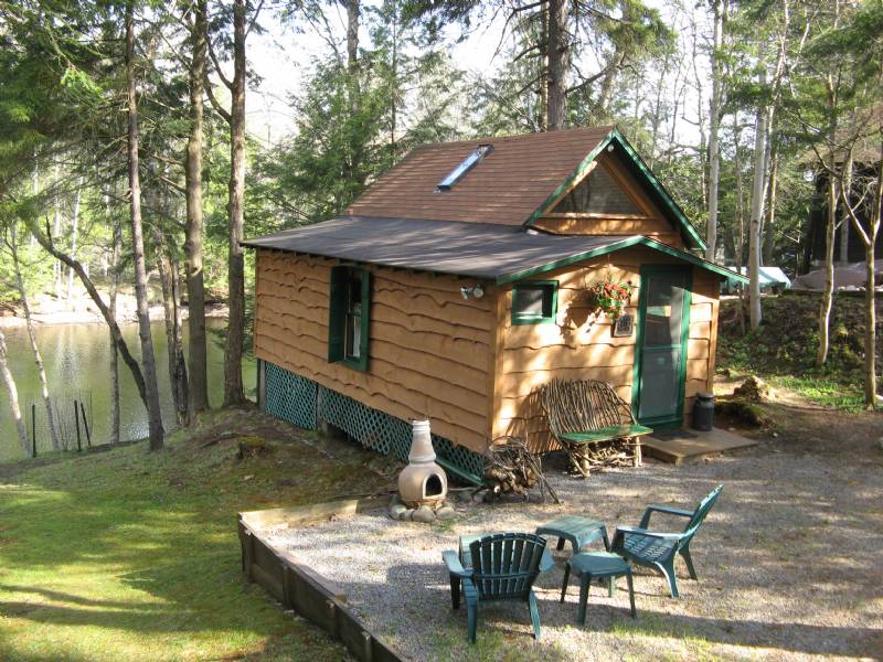 Old Forge Riverfront Cabin in Town Cozy