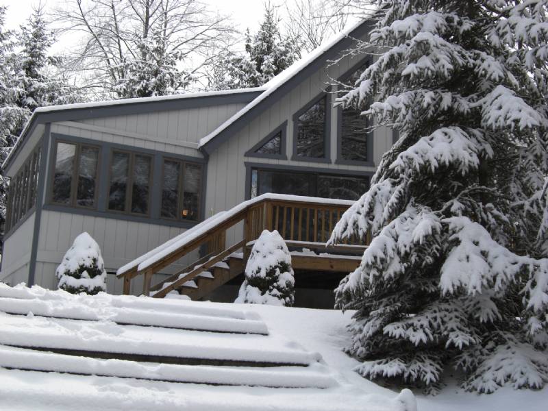 Arrowhead Lakes Waterfront Chalet Located on Beautiful Trout Creek