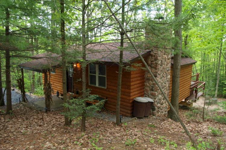 Kunkletown Logged Cabin with New Amenities and Large Jacuzzi