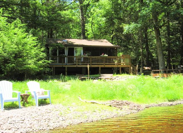 Bushkill Waterfront with Private Beach Sleeps 7-$1250 wk/$650 wknd