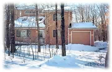 Big Boulder Pocono Home with Outside Jacuzzi