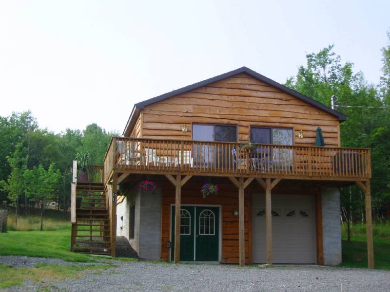 Spacious Poconos Cabin & walk to ski hill #1012